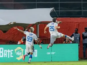 Cruzeiro vence o Vitória de virada, mantendo-se na cola do G-4. É um movimento que mostra a resiliencia do time diante …