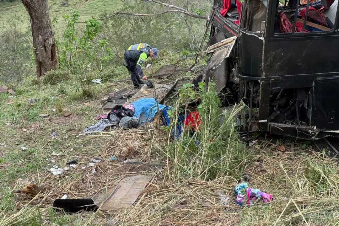 Seis pessoas morreram em acidente de ônibus que caiu em ribanceira na divisa de MG e SP. É pesado ver o lado humano dis…