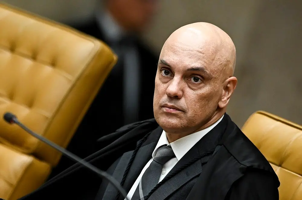 Alexandre de Moraes e Viviane Barci foram vistos desembarcando de uma aeronave ligada à Prime You, contradizendo declar…
