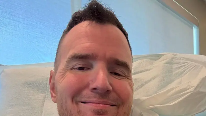Chad Gilbert, do New Found Glory, faleceu aos 45 anos após uma batalha contra o câncer. É um baque grande para quem aco…