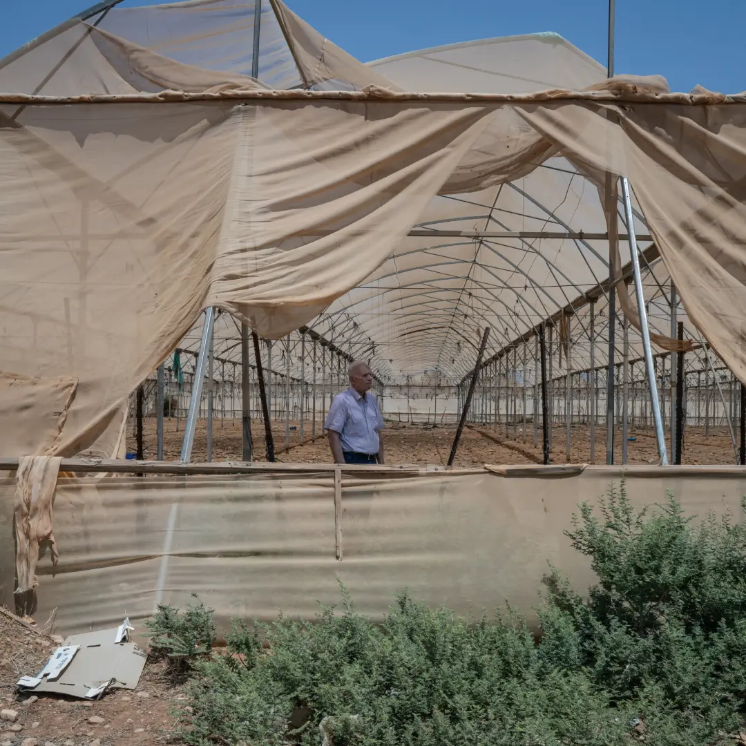 Em Israel, reservatório na Cisjordânia, usado por turismo, está sendo enchido com água desviada de fazendas palestinas.…