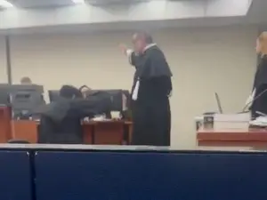 Em júri, promotor caiu e acusou advogado, que alega simulação a la Neymar. Achei que o debate precisava de mais equilíb…