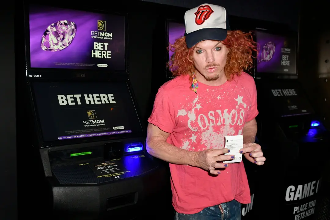 Carrot Top cancelou os shows em Las Vegas porque recebeu cuidados médicos. Ele já está acordado e respirando sozinho, o…
