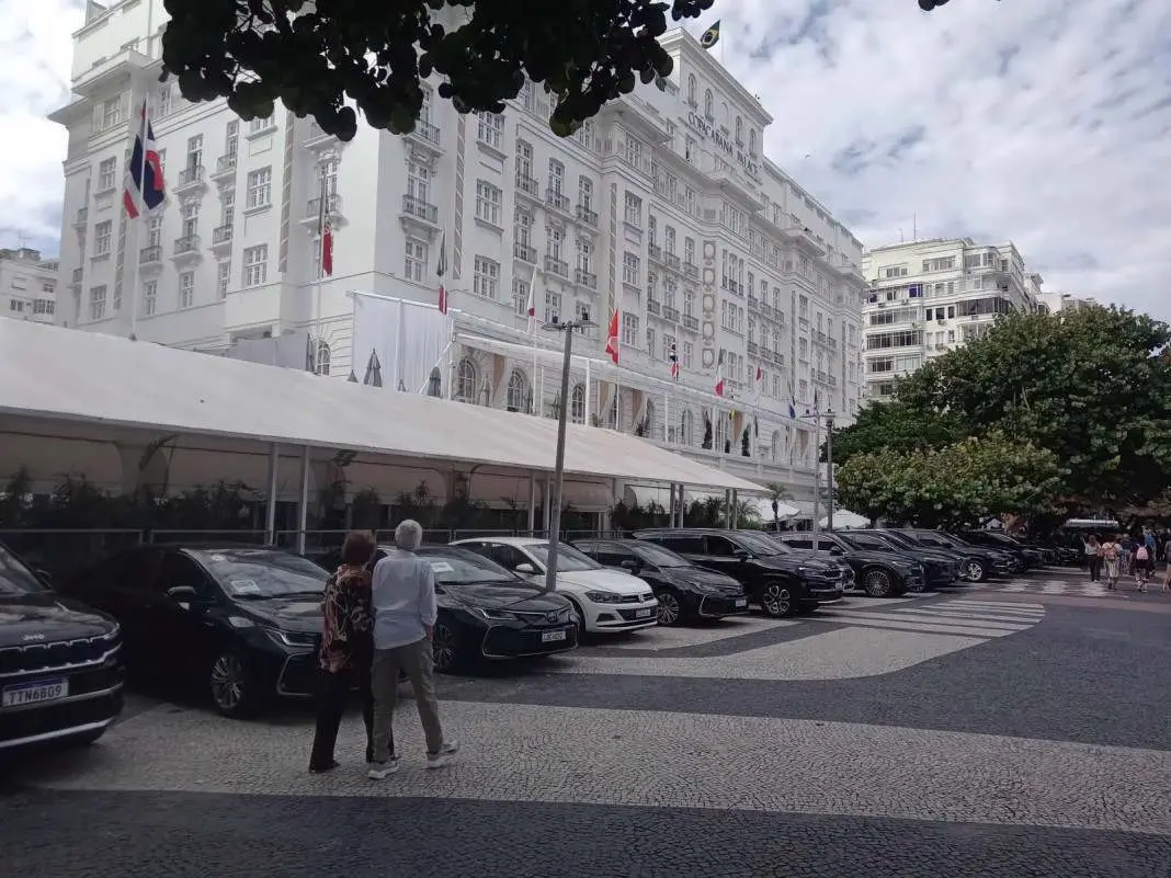 Carros estacionados sobre o calçadão tombado da Avenida Atlântica, no número 1702, em frente ao Copacabana Palace. É ár…