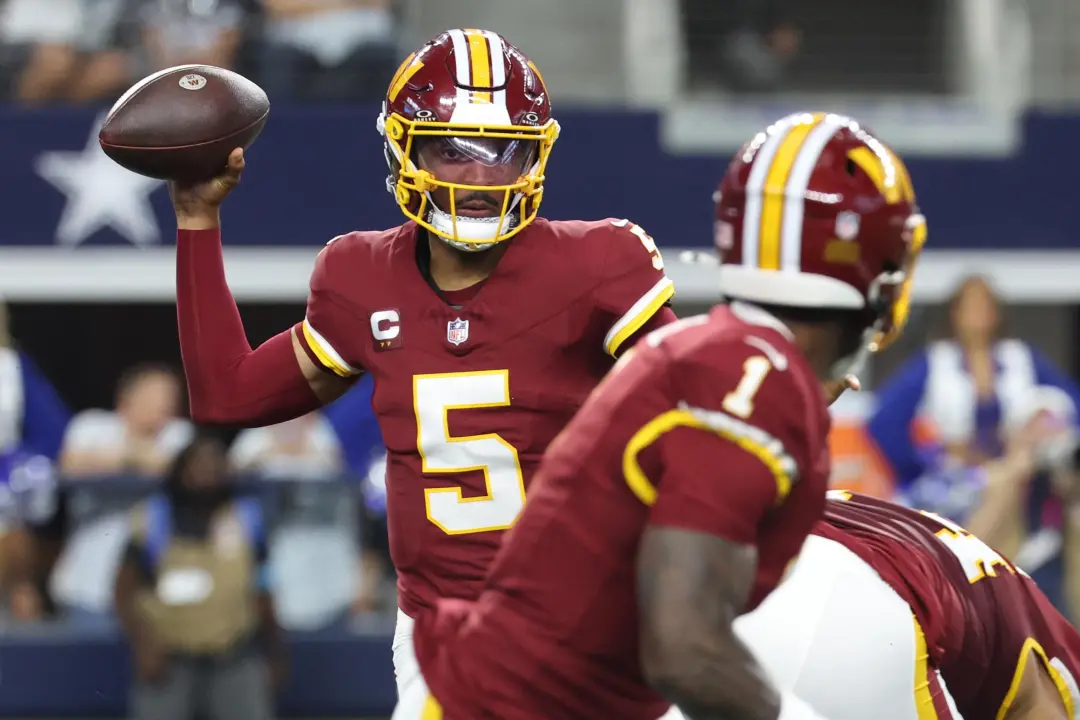 Jayden Daniels, quarterback do Washington Commanders, sofreu nova lesão no cotovelo esquerdo antes do intervalo contra …