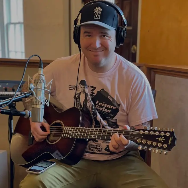 Chad Gilbert, guitarrista e cofundador do New Found Glory, morreu aos 45 anos após uma batalha contra o câncer. Perda g…
