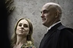 Ministro Alexandre de Moraes e sua esposa foram vistos desembarcando de aeronave ligada ao Daniel Vorcaro no Santos Dum…