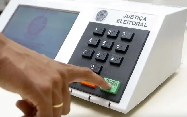 918.876 brasileiros no exterior se registraram para votar, um salto de 31,8% em relação a 2022. Esse número é maior que…