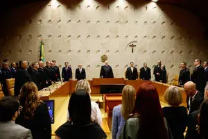 Pedro Simon fala sobre a fragilização das instituições brasileiras. Ele aponta que a crise constitucional atual coloca …