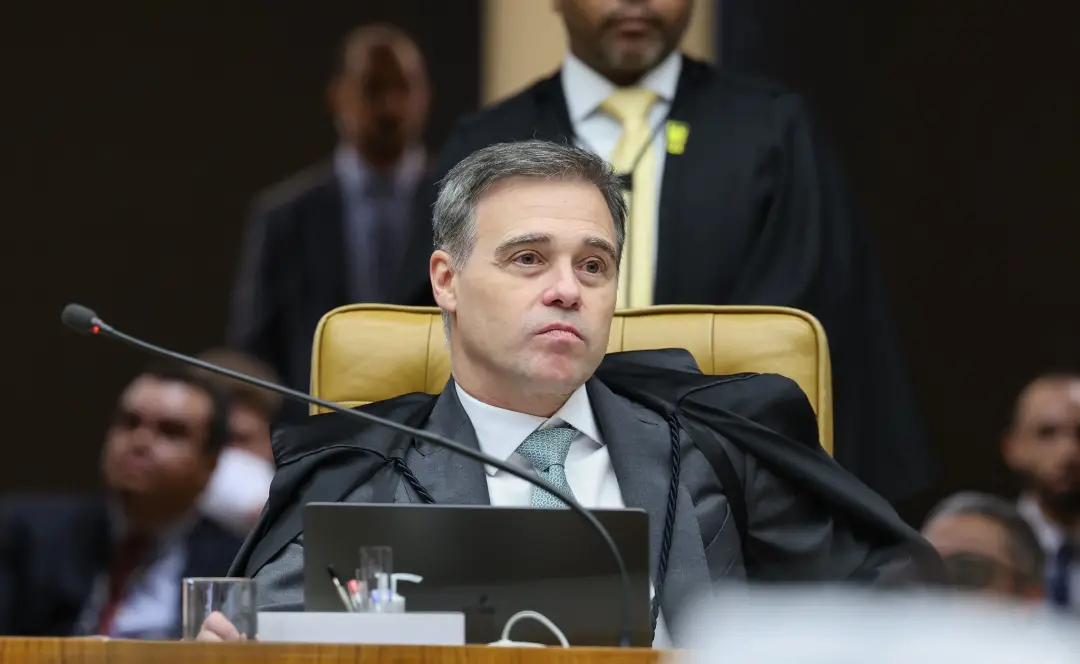 Mendonça bate 4 milhões de seguidores no Instagram, e fanpages dele crescem muito, chegando a 2,1 milhões. Isso mostra …