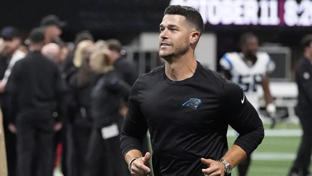 Devin Lloyd fez uma atuação considerada de ouro, marcando mais de nove tackles e dois interceptações no jogo de Carolin…