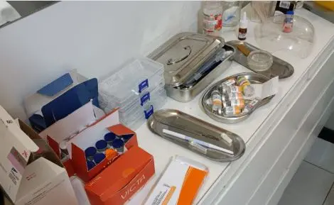 Clínica clandestina em Goiânia foi interditada após prisão de fisioterapeuta. Encontraram medicamentos vencidos e mater…