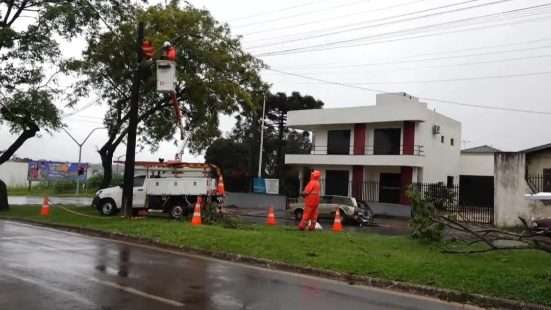8,4 mil imóveis sem luz no Paraná quatro dias depois dos temporais. O estrago inicial chegou a passar de 308 mil imóvei…