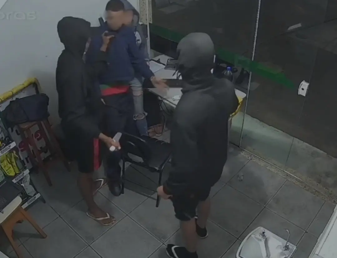 Trio armado invadiu posto em Teresópolis, tirou cerca de 370 reais e ameaçou frentistas com facão. É assustador ver a v…