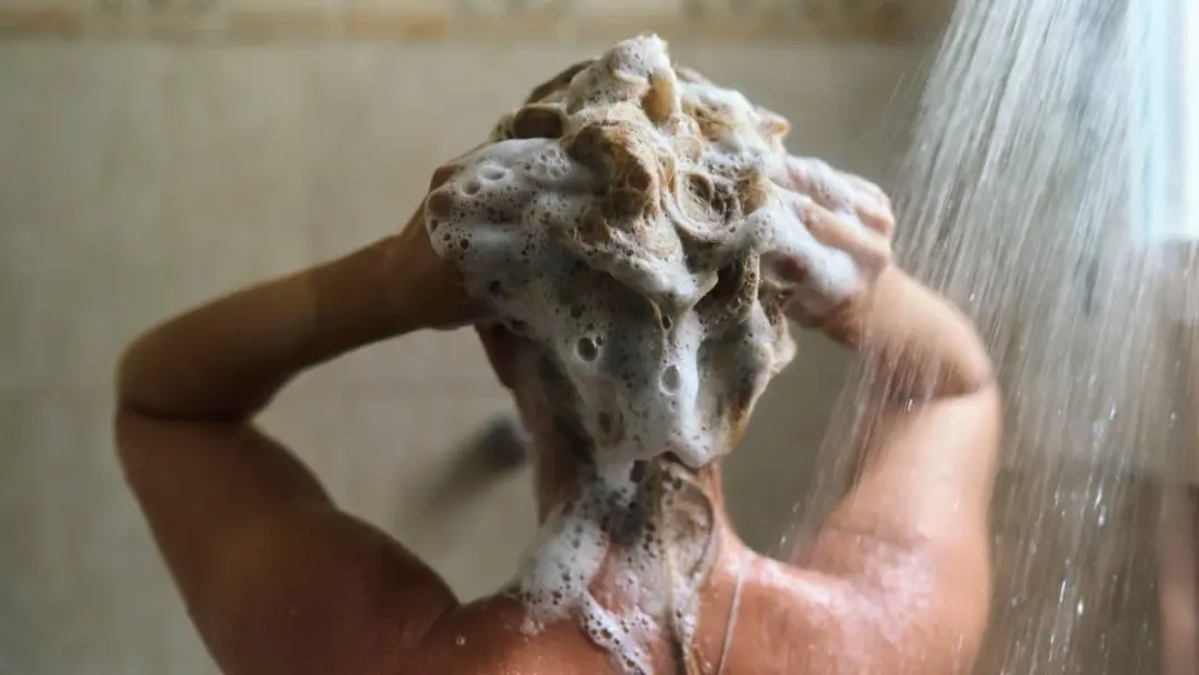 Kit Chronologiste da Kérastase foca em cuidar do cabelo que muda com os anos. A fibra fica mais fina, perde densidade o…
