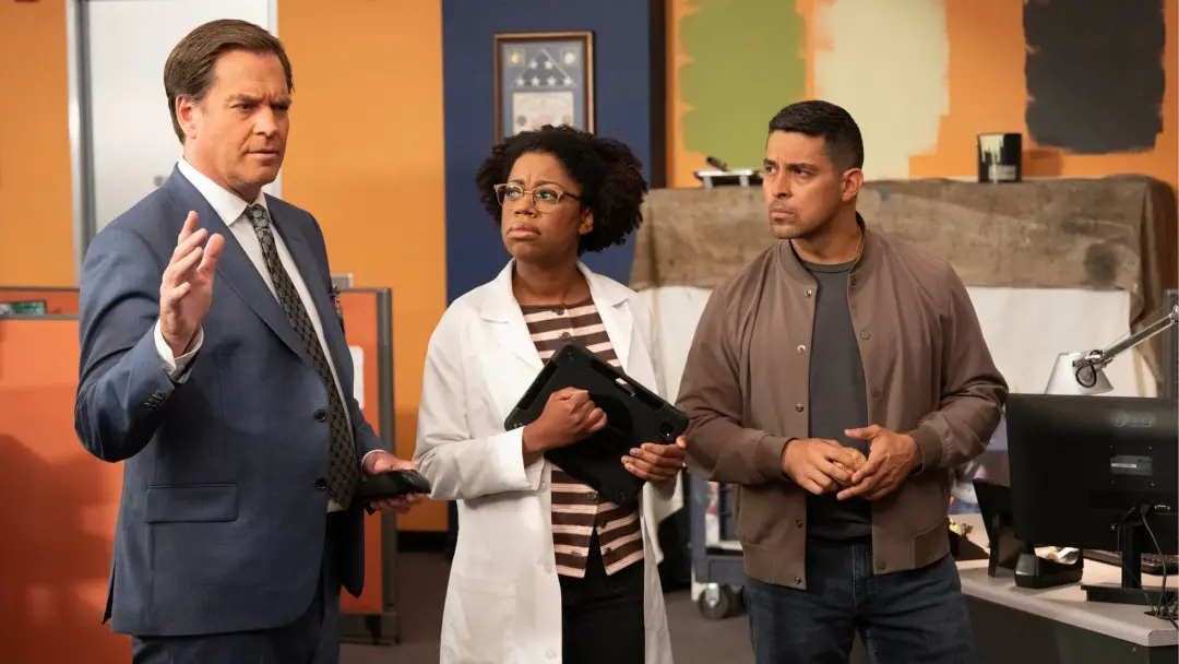 Tony DiNozzo teve uma pequena lesão na estreia da temporada 24 do NCIS. Isso justifica o retorno dele na temporada, o q…