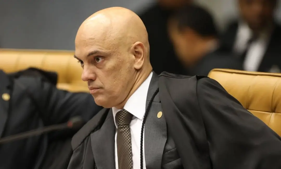 Alexandre de Moraes autorizou progressão de regime para Débora Rodrigues dos Santos, condenada pelo 8 de Janeiro. A red…
