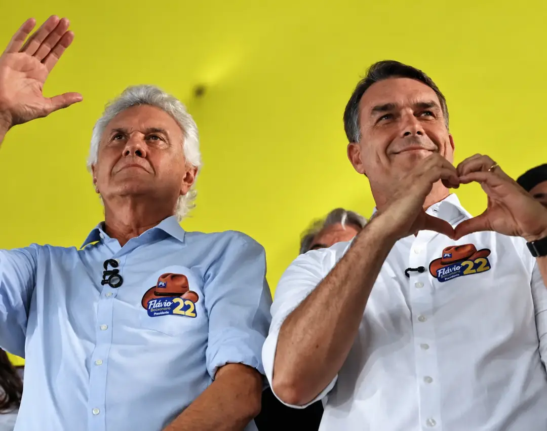 Goiânia, em evento com Caiado e Vilela, Flávio Bolsonaro falou que quer mudar a Constituição se eleito. A ideia de rede…