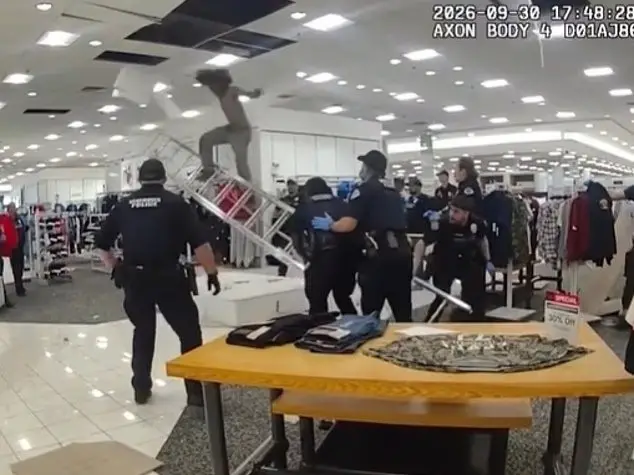 Homem preso em Vancouver depois de tentar escapar pelo forro de loja em shopping. A polícia precisou colocar um colchão…