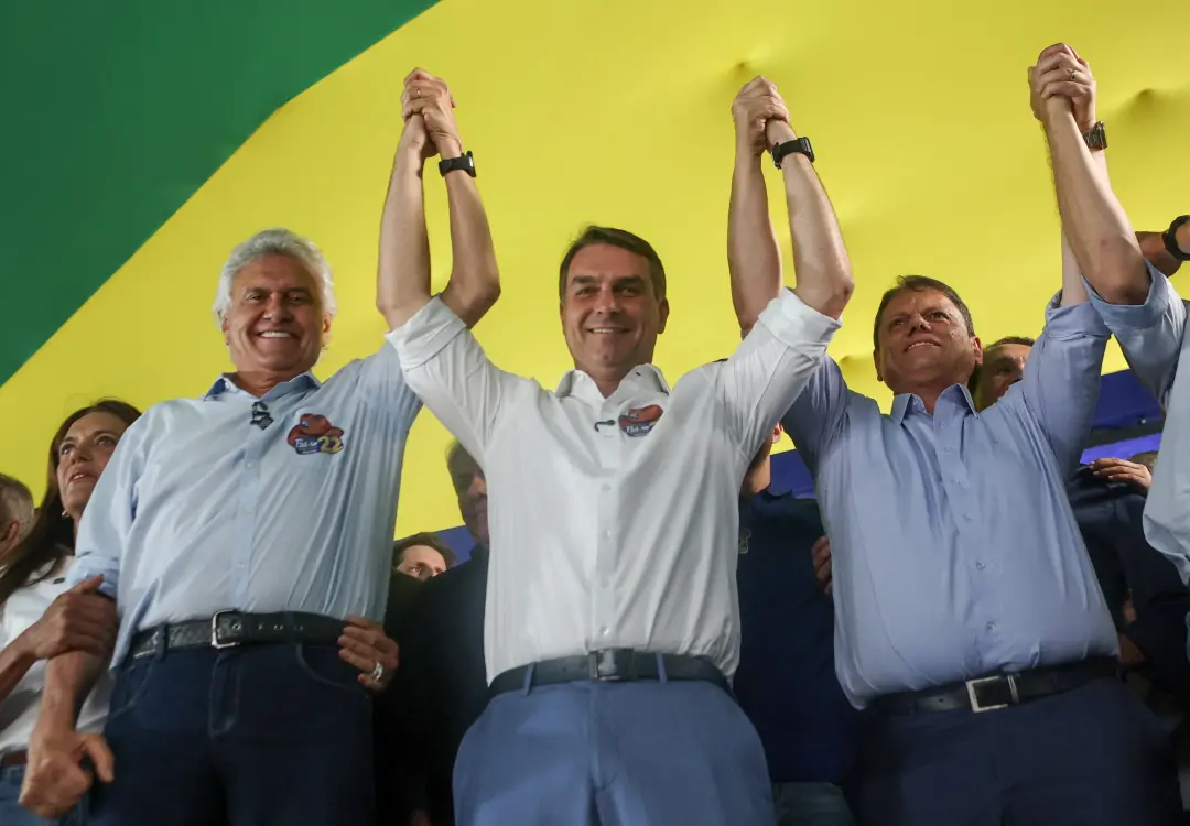 Flavio Bolsonaro anunciou em Goiânia que quer mudar a Constituição para redemocratizar o Brasil usando o poder do PL. M…