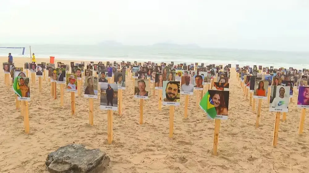 Ipanema recebeu 378 placas com fotos de vítimas do ataque a Israel, marcando três anos do episódio. A pausa da música n…