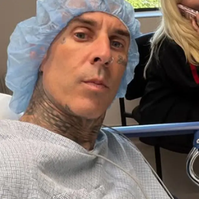 Travis Barker estava no hospital e teve a família ao lado, como Kourtney Kardashian e a filha. É importante ver esse su…