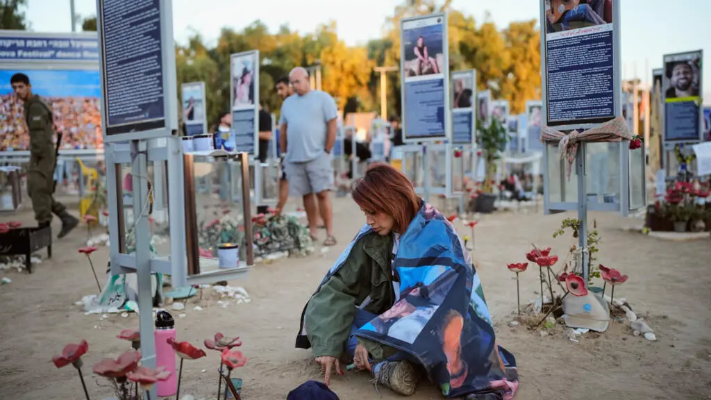 Três anos do ataque do Hamas em 7 de outubro. Famílias se reuniram no local do festival Nova para prestar homenagens ao…