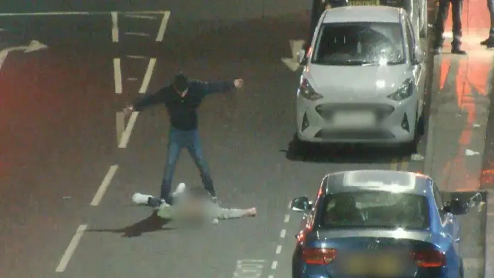 Barnsley, Inglaterra: Jayden Swift, de 19 anos, foi condenado a quatro anos e um mês por agredir dois homens, um deles …