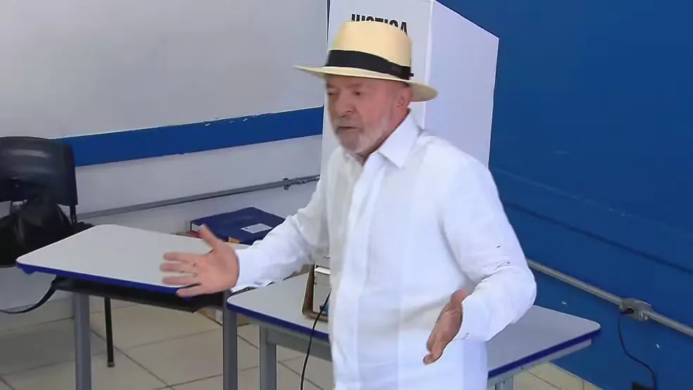 Lula defende a jornada de cinco dias de trabalho, sem redução salarial, vendo a votação da PEC como um teste do PL. Acr…