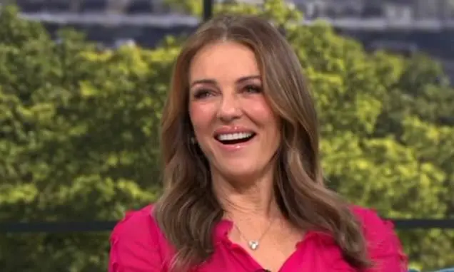 Elizabeth Hurley e Billy Ray Cyrus estão juntos desde abril de 2025, morando entre Los Angeles e a casa dela em Hertfor…