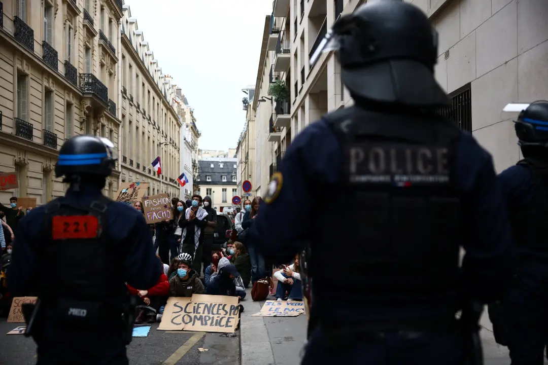 França proíbe polícia de usar granadas contra estudantes em manifestação. A redução de 41% de escolas com aulas suspens…