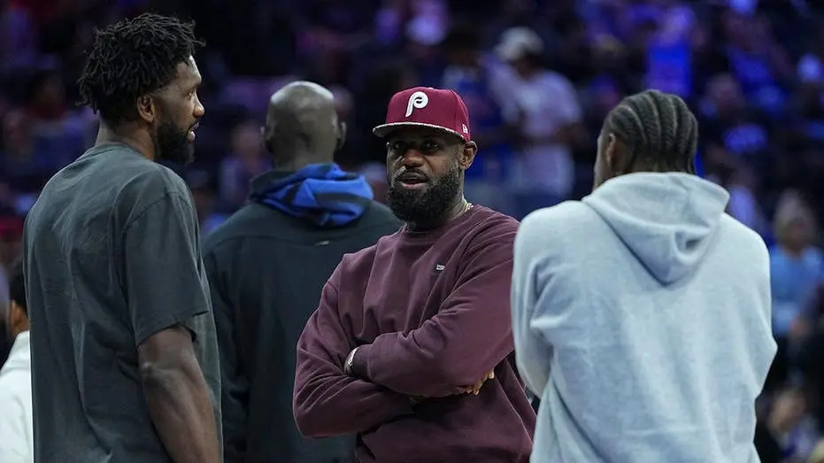 LeBron James negou rumores de atrito com Joel Embiid após reportagem sobre atraso na prática. Ele postou foto com Embii…
