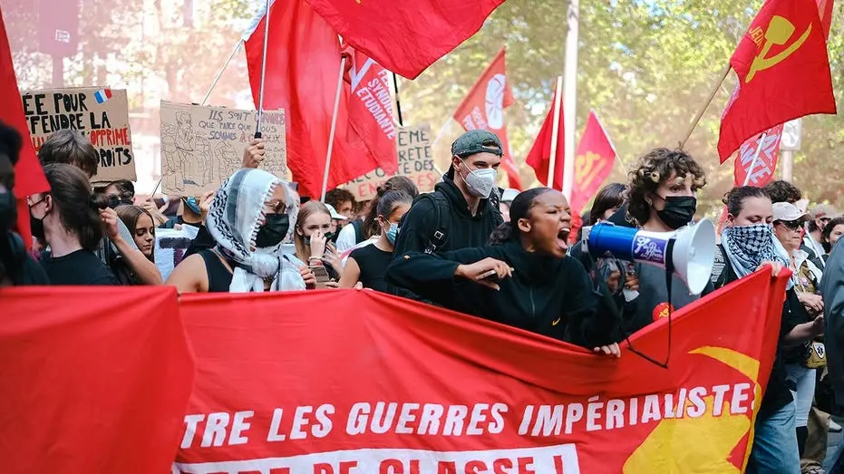 Na França, os protestos nas escolas escalaram e estão na terceira semana, com vandalismo e bloqueios acontecendo em div…