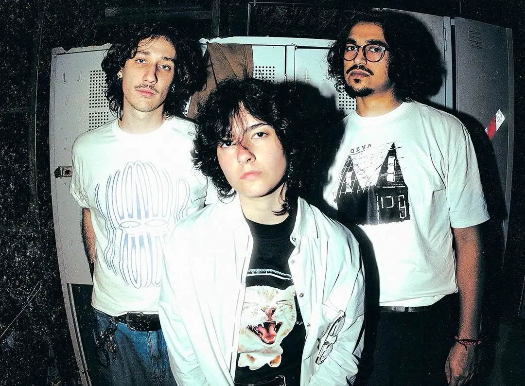 Quem é Você Alice apresentando rock triste em Goiania neste domingo, com o trio celebrando um ano do disco Nem tudo é s…