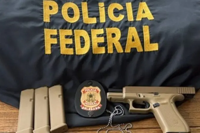 Dez pessoas denunciadas por esquema de comércio ilegal de armas e lavagem de mais de R$ 250 milhões no Rio de Janeiro. …