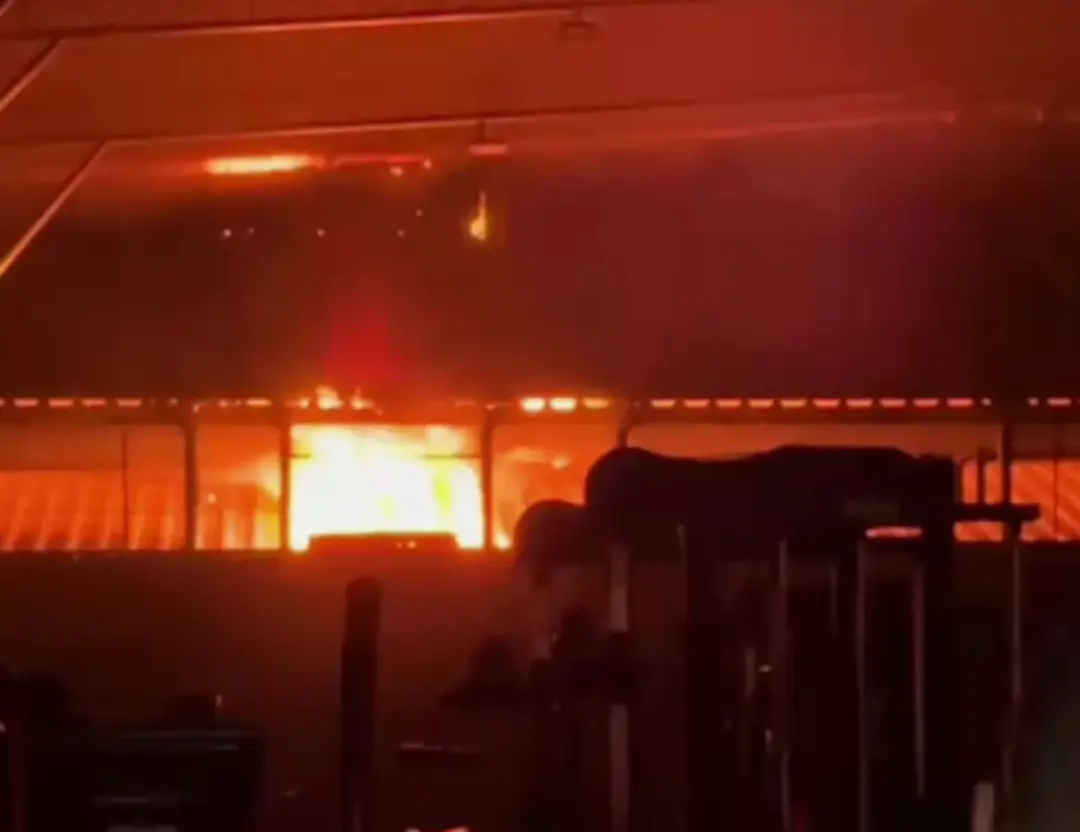 Incêndio atingiu academia na Avenida Prefeito Bento Gonçalves Pereira, em Paraíba do Sul, sem registro de feridos. O co…