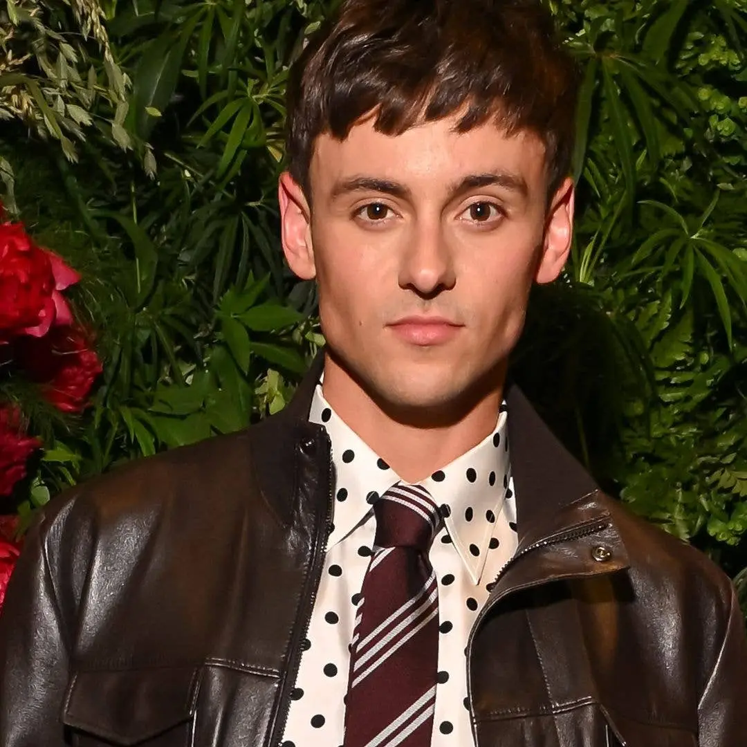 Tom Daley tá com um visual super diferente depois de uma transformação épica. Acho que mudanças assim mostram como a ge…