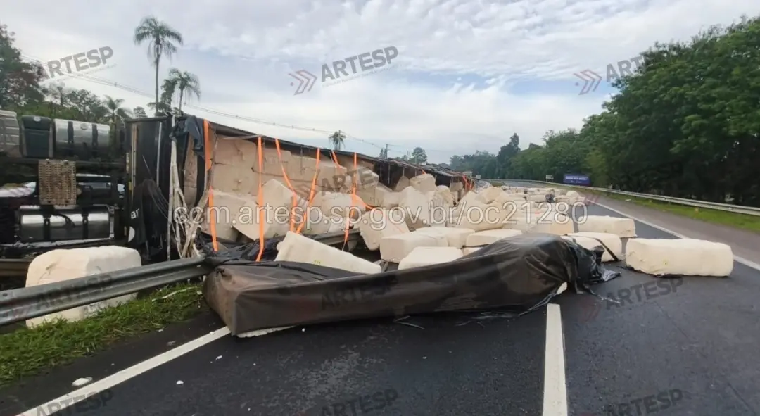 Carreta tombou na Rodovia Raposo Tavares, em Araçoiaba da Serra, na manhã de quarta-feira. A carga se espalhou e interd…