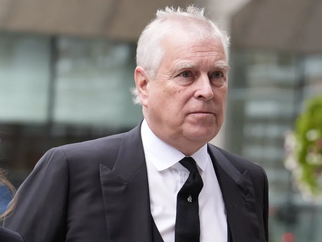 Andrés Mountbatten-Windsor denunciou que a polícia retirou pertences pessoais dos registros de suas casas após a prisão…