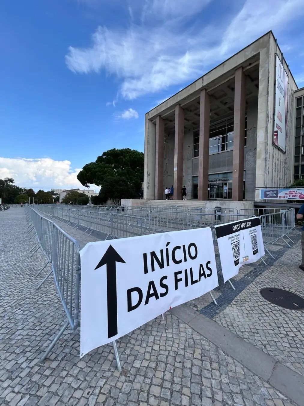 Segundo turno em Portugal manteve segurança e organização, como mostram os detalhes sobre o público. É importante que e…