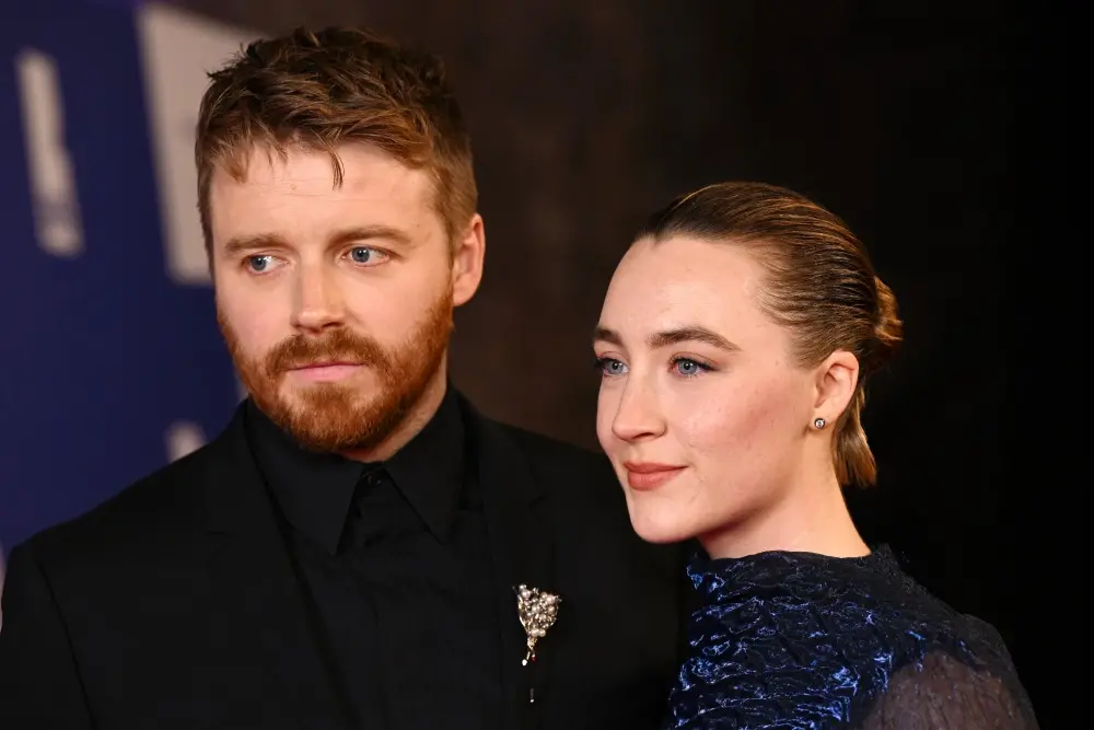 Saoirse Ronan disse que romances de Jack Lowden sobre James Bond nao circulam na casa de vocês. É um sinal de como a ge…