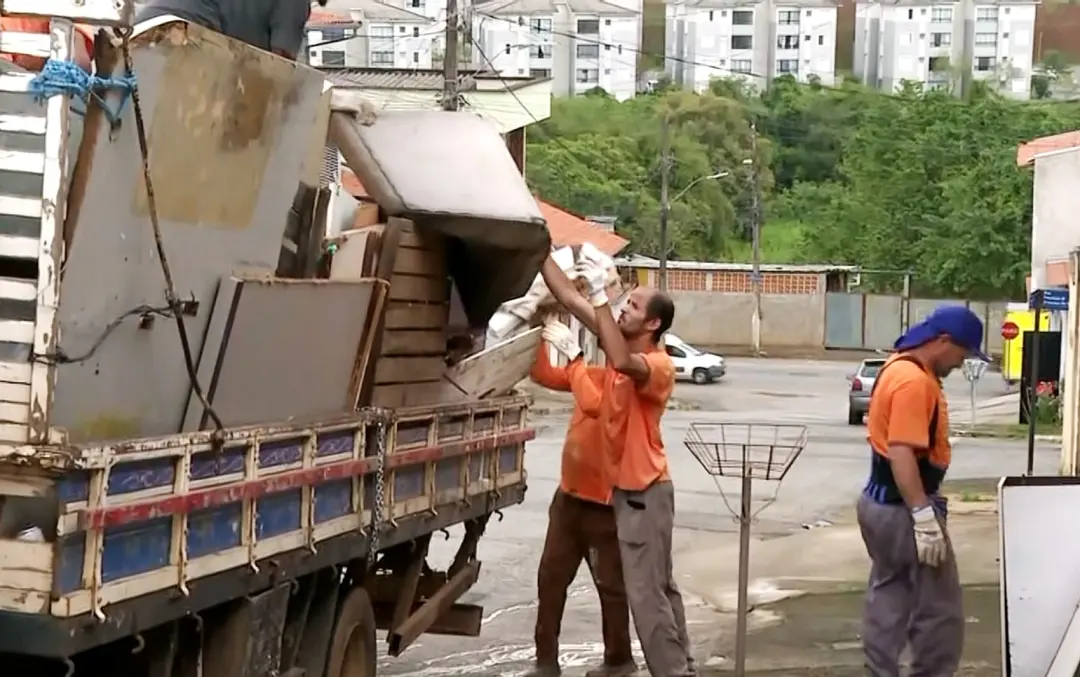 Varginha, MG, já tirou 400 toneladas de entulho das ruas com os mutirões de limpeza. É fundamental descartar certo mate…