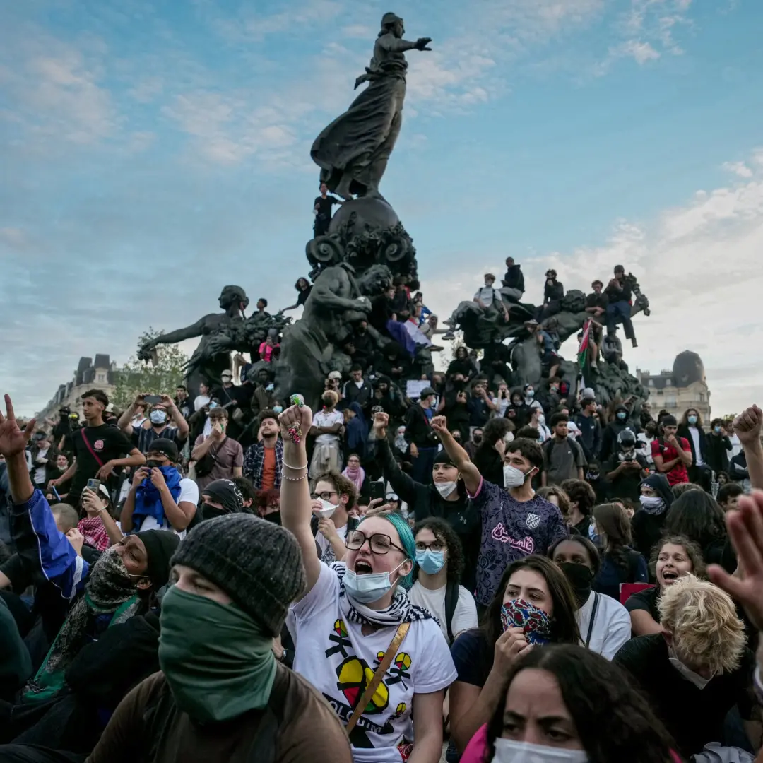 Crise na França com protestos em vários locais. A situação mostra um descontentamento profundo com as mudanças sociais.…