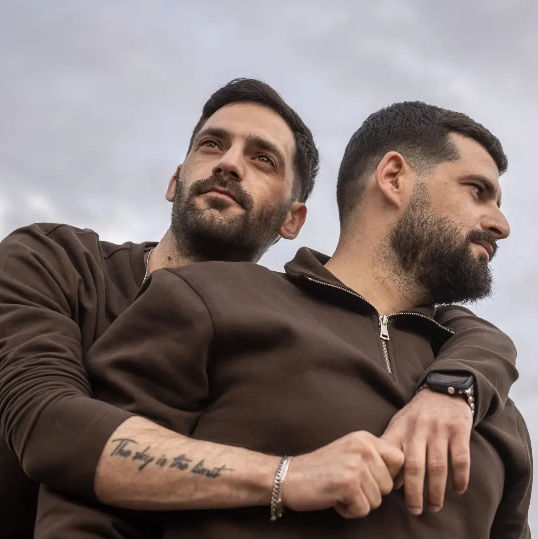 Gali e Ziv Berman, dois irmãos, foram sequestrados durante os ataques de 7 de Outubro de 2023 e voltaram há um ano. Aju…