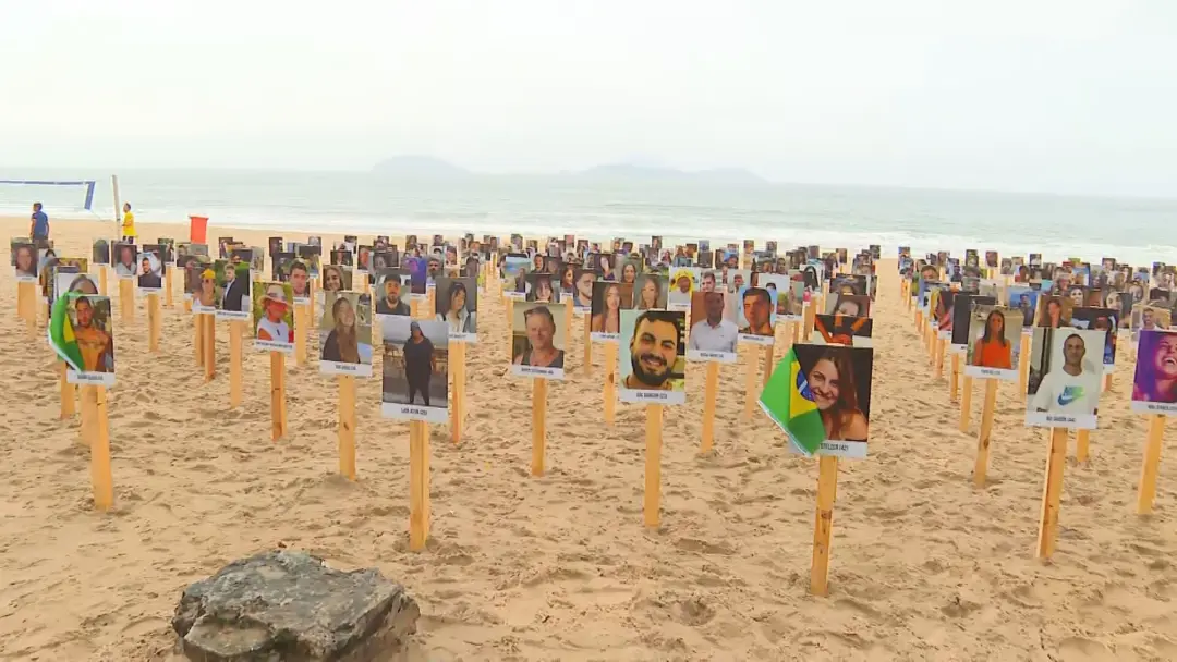 Ipanema, no Rio, homenageou 378 vítimas do ataque do Hamas a Israel, com placas reproduzindo o memorial do Festival Nov…