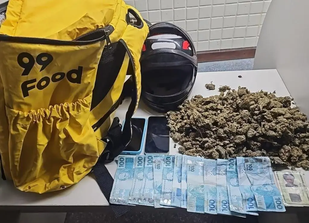 O homem foi preso com quase 800 gramas de maconha dentro de uma bag de delivery na Chapada do Rio Vermelho, em Salvador…