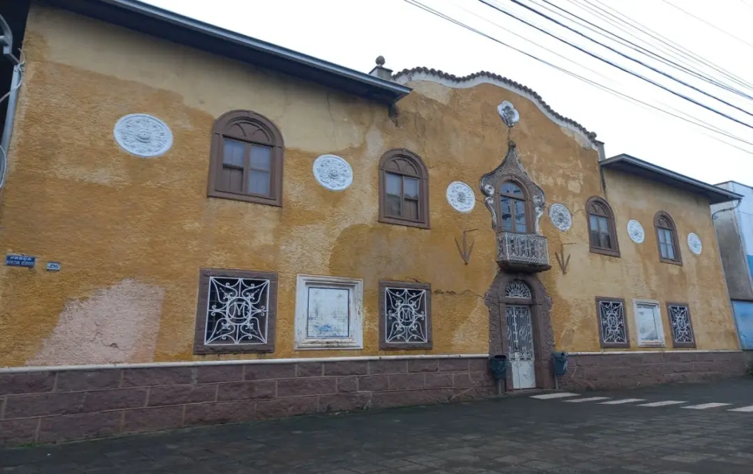 Prédio público de Itapetininga, construído em 1830, está fechado há mais de dois anos por problemas de estabilidade e a…