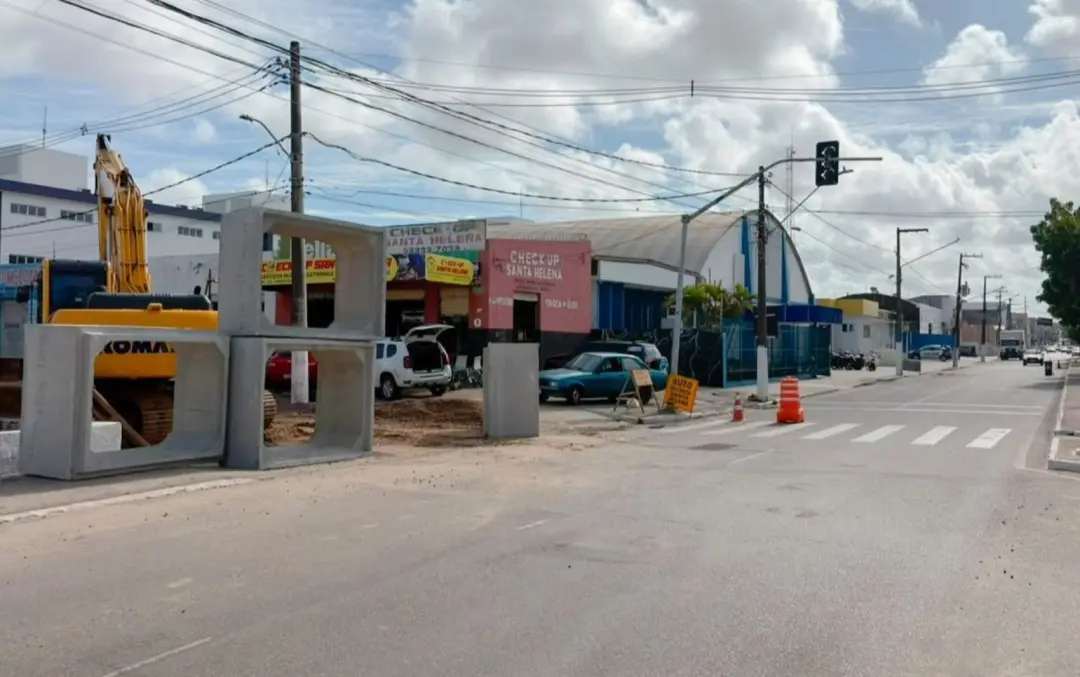Cruzamento da Simeão Sobral e Deputado Airton Teles vai fechar por 10 dias para obras de macrodrenagem. A rota alternat…