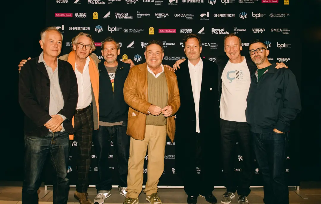 Manchester recebe a reunião do elenco de 24 Hour Party People para uma exibição especial em aniversário. A volta dos at…