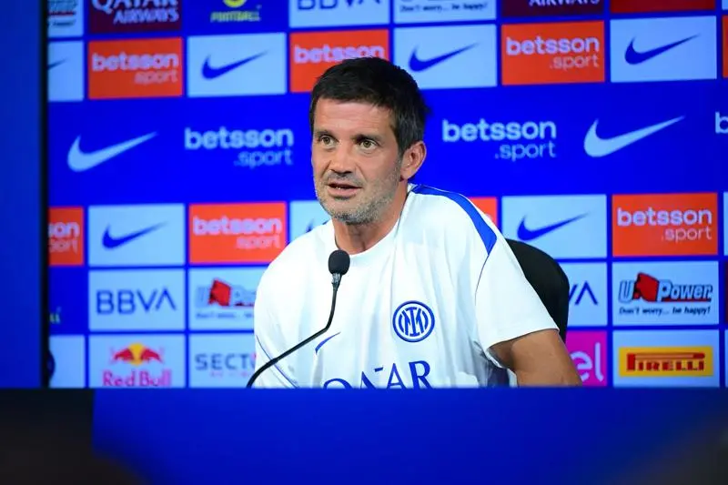 Inter contra Parma no San Siro, sábado, 10 de outubro, às 18h. Antes do jogo, o técnico Chivu vai falar com a imprensa …
